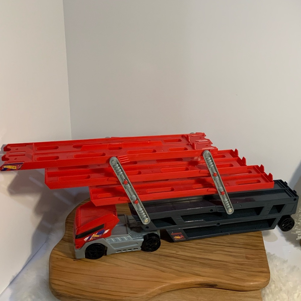 Hot Wheels Hauler Truck - Transports vehicles